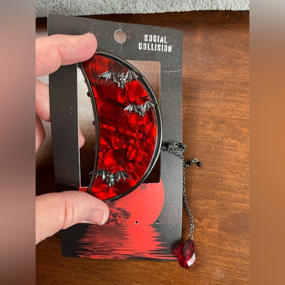 Hot Topic : Social Collision Red Opal Moon Bat Claw Hair Clip Clawclip - Picture 2 of 6